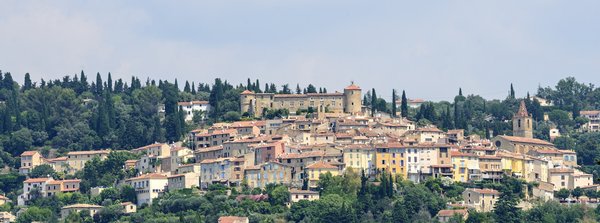 Où trouver une location de vacances en Provence avec des cours de cuisine et des visites de marchés locaux?